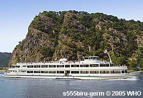 Schifffahrt auf dem Rhein vor der Loreley zwischen Oberwesel und St. Goar am Rhein. Fotos